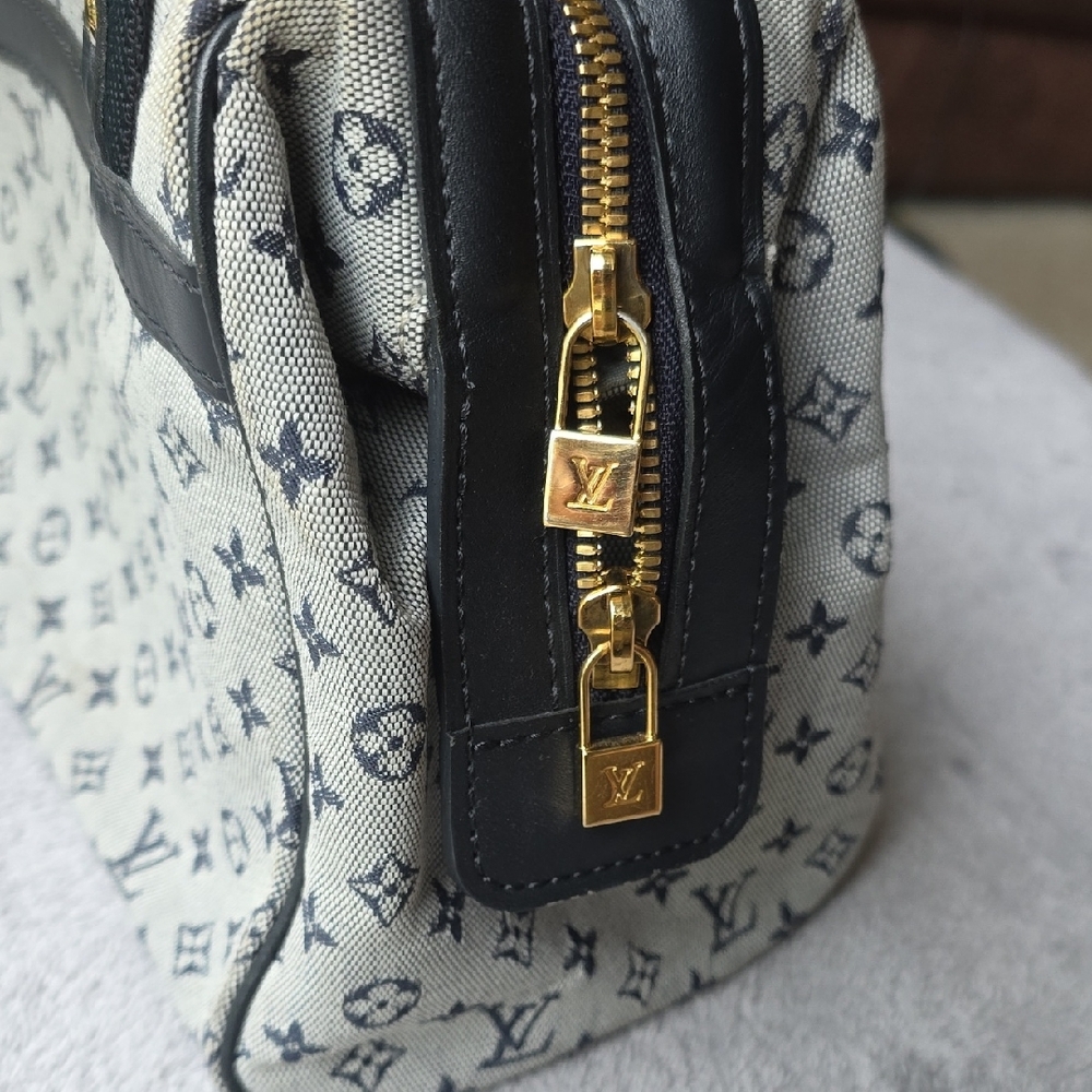 Louis Vuitton Canvas Mongram Hand Bag - Picture 4 of 14